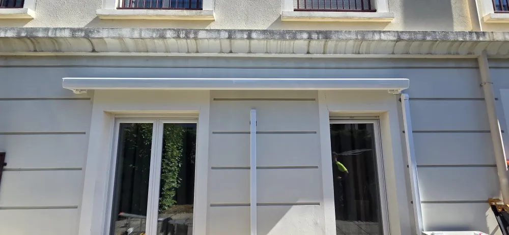Pose d'un store banne à coffre intégral  (1webp