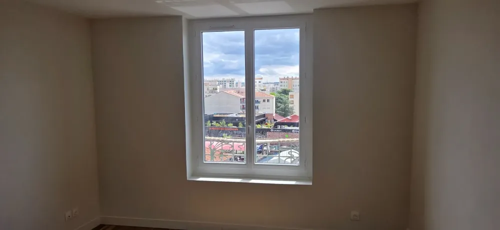 Remplacement de fenêtres PVC dans un immeuble ancien à Lyon 8e
