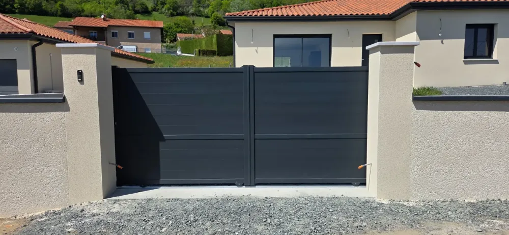 Pose d'un portail coulissant aluminium anthracite dans la Loire